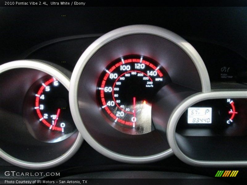 Ultra White / Ebony 2010 Pontiac Vibe 2.4L