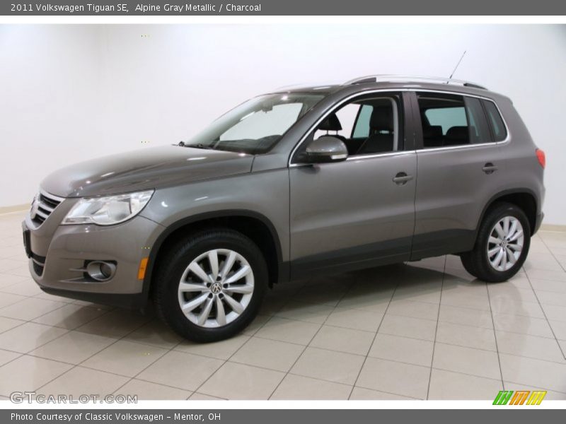 Alpine Gray Metallic / Charcoal 2011 Volkswagen Tiguan SE