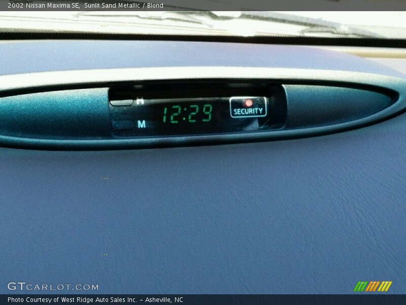 Sunlit Sand Metallic / Blond 2002 Nissan Maxima SE