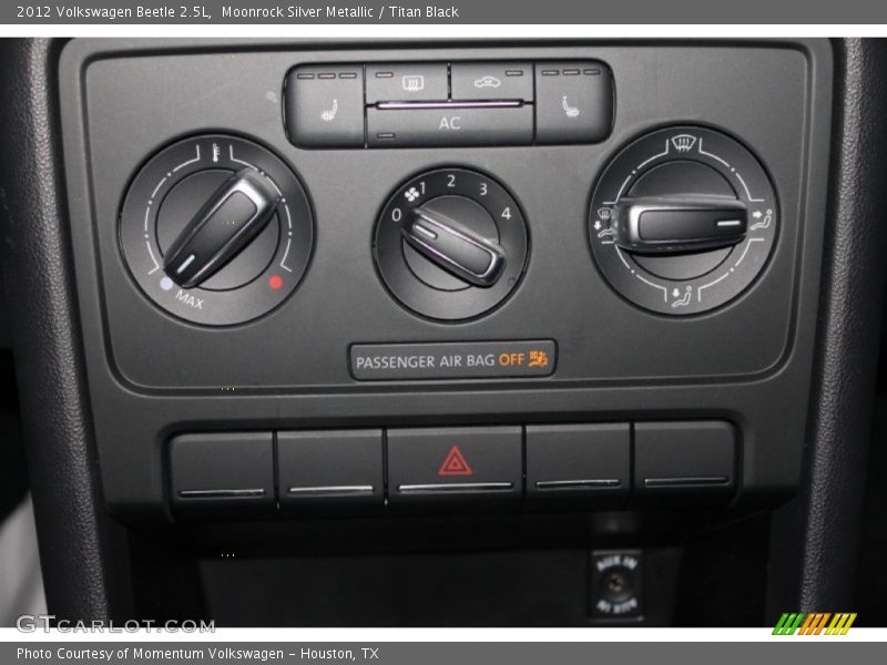 Moonrock Silver Metallic / Titan Black 2012 Volkswagen Beetle 2.5L