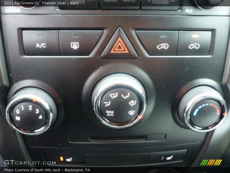 Titanium Silver / Black 2011 Kia Sorento LX