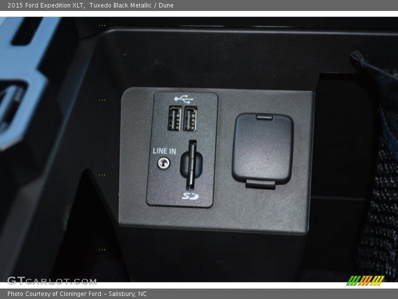 Tuxedo Black Metallic / Dune 2015 Ford Expedition XLT