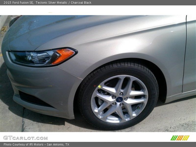 Tectonic Silver Metallic / Charcoal Black 2015 Ford Fusion SE