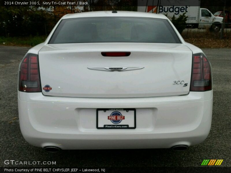 Ivory Tri-Coat Pearl / Black 2014 Chrysler 300 S