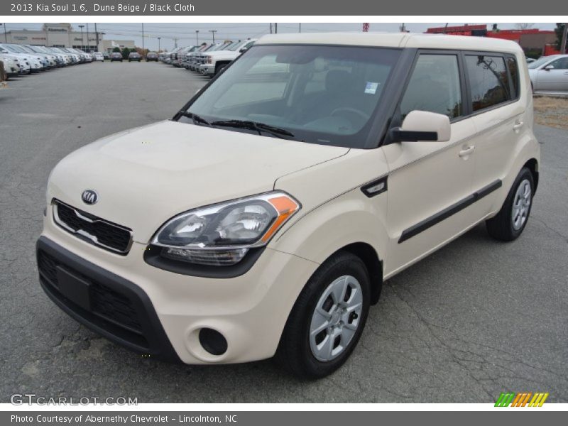 Front 3/4 View of 2013 Soul 1.6