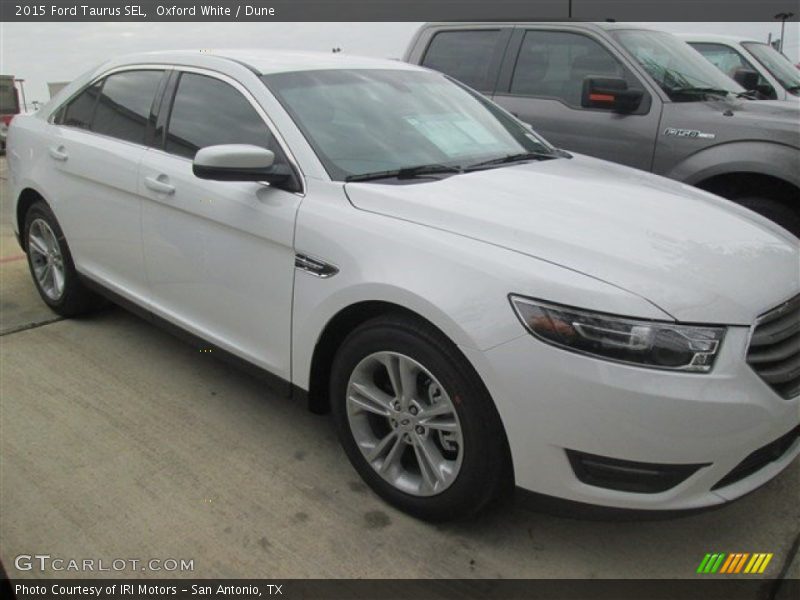 Oxford White / Dune 2015 Ford Taurus SEL