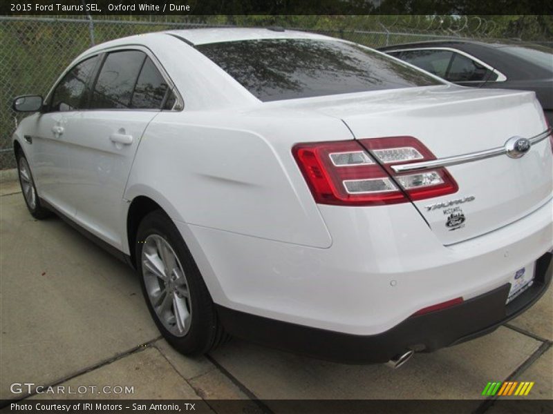 Oxford White / Dune 2015 Ford Taurus SEL