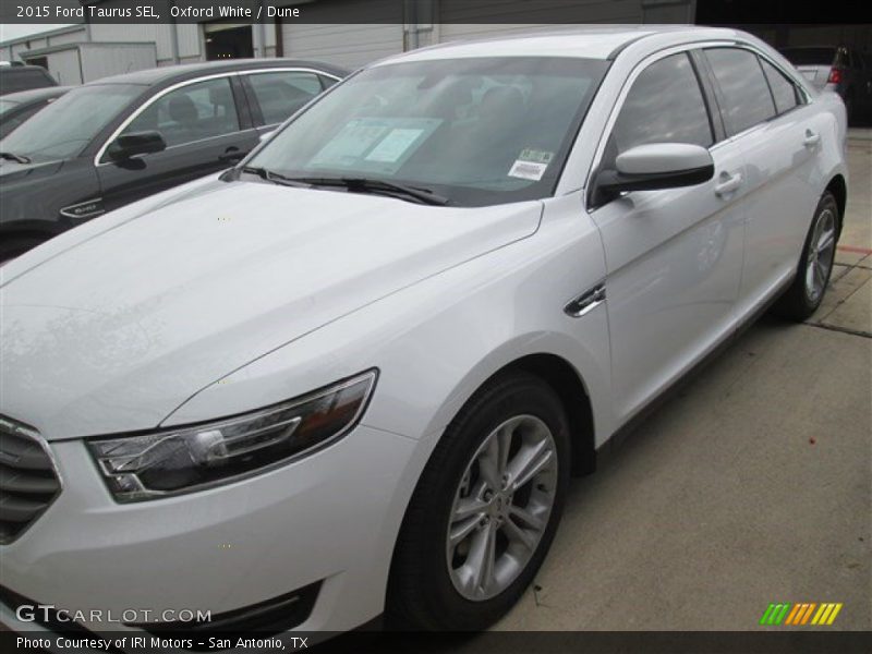 Oxford White / Dune 2015 Ford Taurus SEL