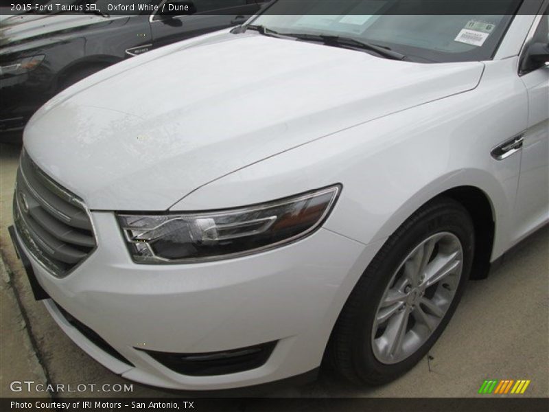 Oxford White / Dune 2015 Ford Taurus SEL