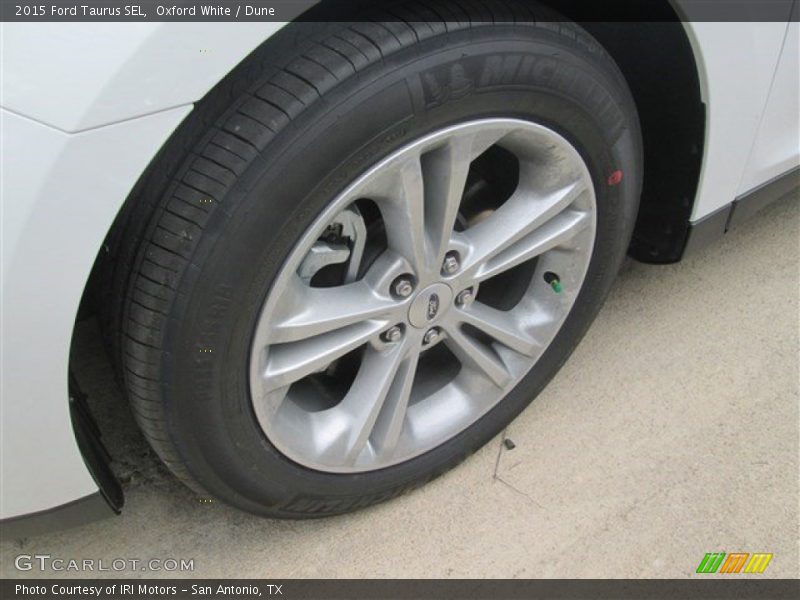 Oxford White / Dune 2015 Ford Taurus SEL