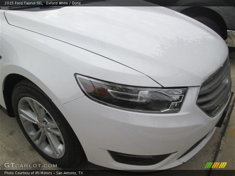 Oxford White / Dune 2015 Ford Taurus SEL