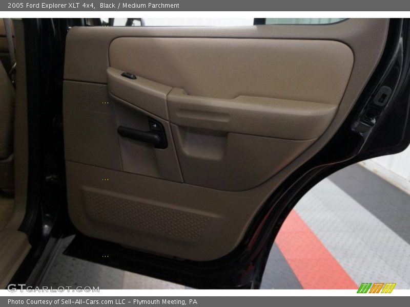 Black / Medium Parchment 2005 Ford Explorer XLT 4x4