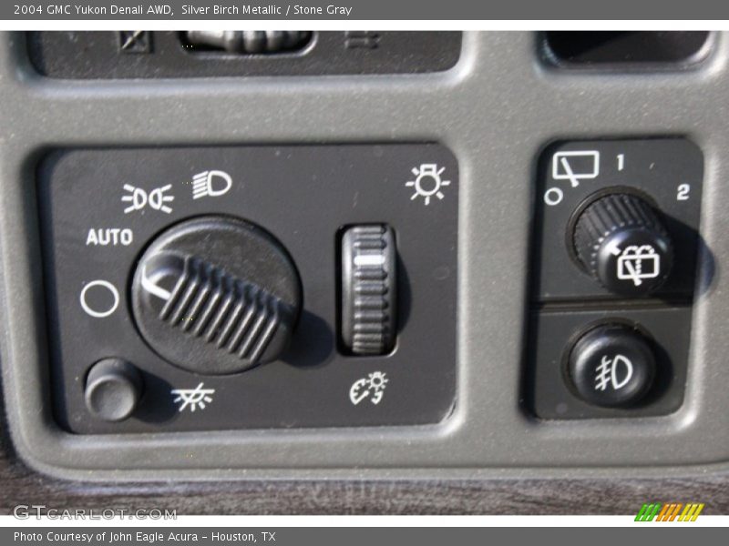 Silver Birch Metallic / Stone Gray 2004 GMC Yukon Denali AWD