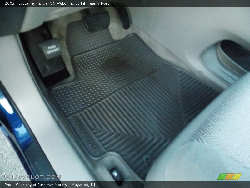 Indigo Ink Pearl / Ivory 2003 Toyota Highlander V6 4WD