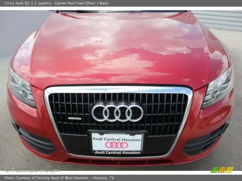 Garnet Red Pearl Effect / Black 2010 Audi Q5 3.2 quattro