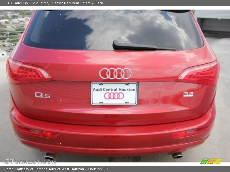 Garnet Red Pearl Effect / Black 2010 Audi Q5 3.2 quattro