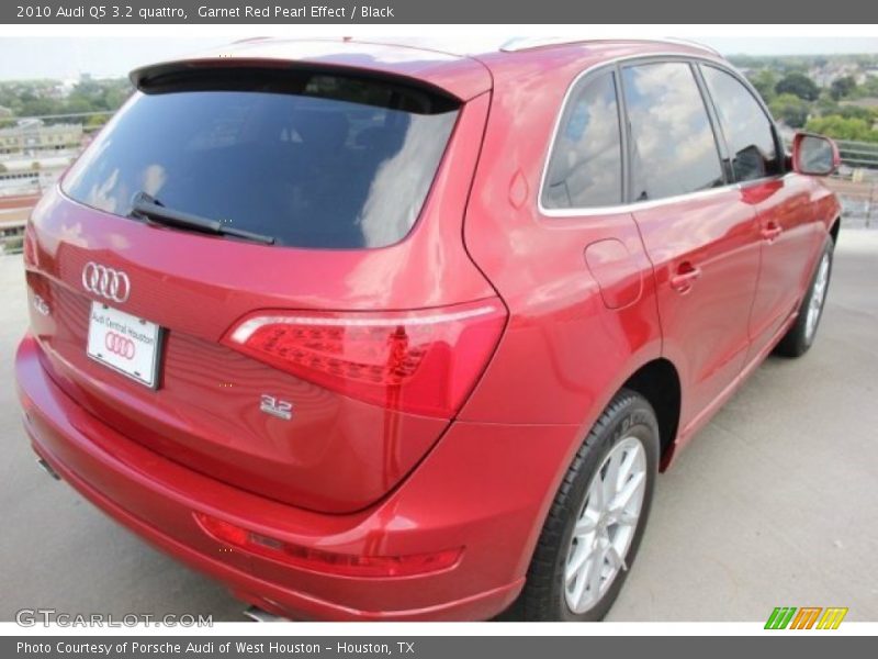 Garnet Red Pearl Effect / Black 2010 Audi Q5 3.2 quattro