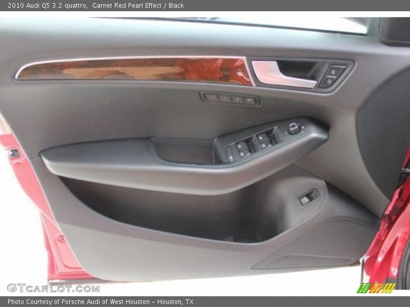 Garnet Red Pearl Effect / Black 2010 Audi Q5 3.2 quattro
