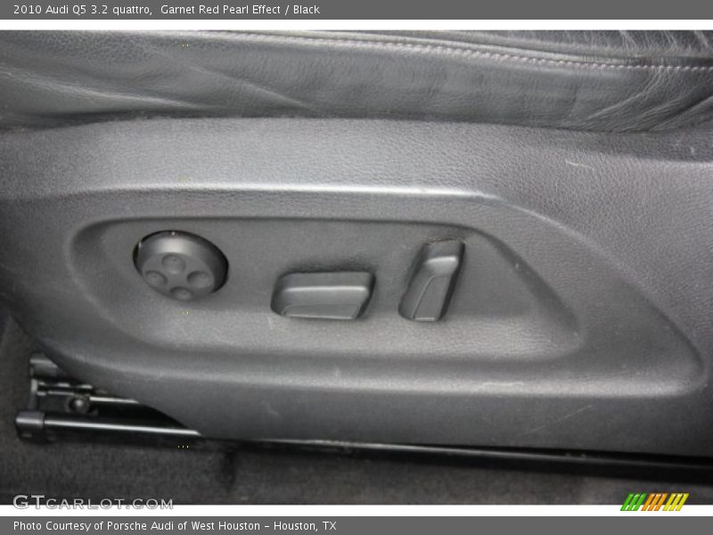 Garnet Red Pearl Effect / Black 2010 Audi Q5 3.2 quattro