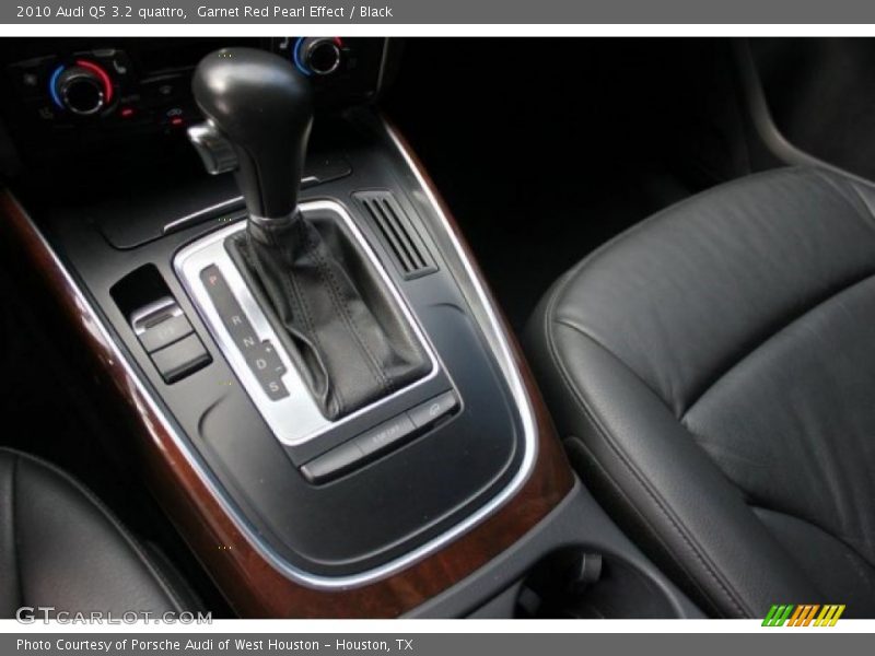 Garnet Red Pearl Effect / Black 2010 Audi Q5 3.2 quattro
