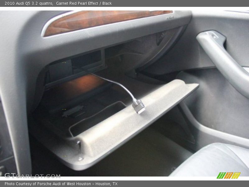 Garnet Red Pearl Effect / Black 2010 Audi Q5 3.2 quattro