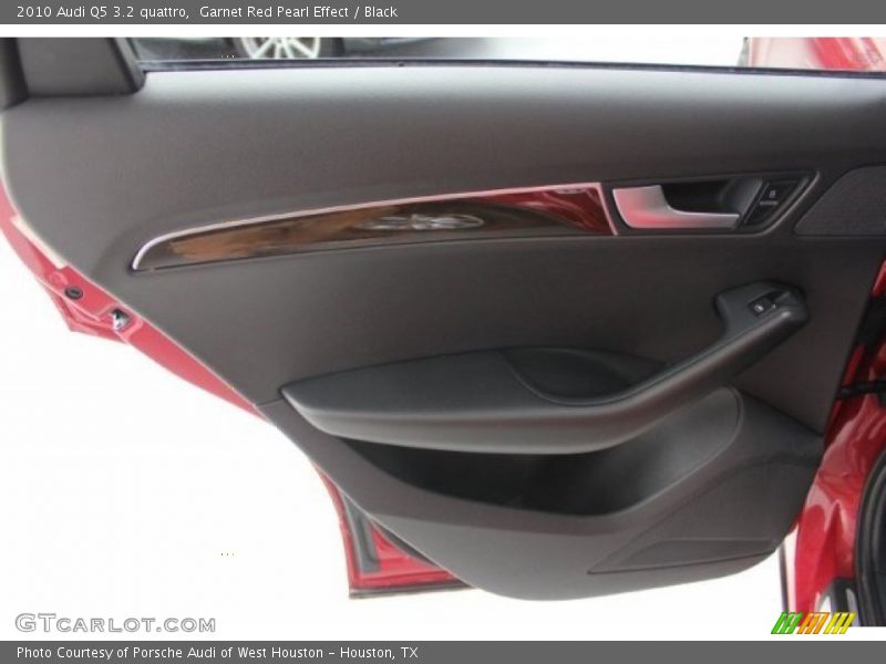 Garnet Red Pearl Effect / Black 2010 Audi Q5 3.2 quattro