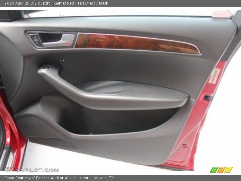 Garnet Red Pearl Effect / Black 2010 Audi Q5 3.2 quattro