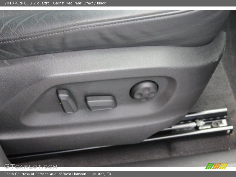 Garnet Red Pearl Effect / Black 2010 Audi Q5 3.2 quattro