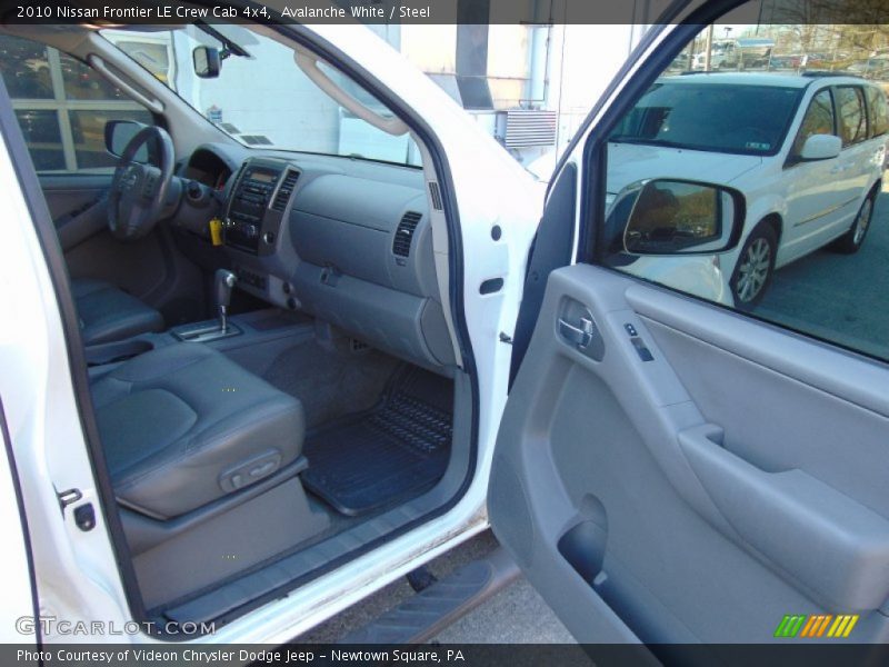 Avalanche White / Steel 2010 Nissan Frontier LE Crew Cab 4x4
