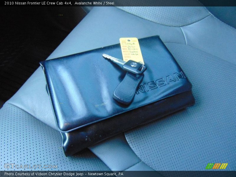 Avalanche White / Steel 2010 Nissan Frontier LE Crew Cab 4x4