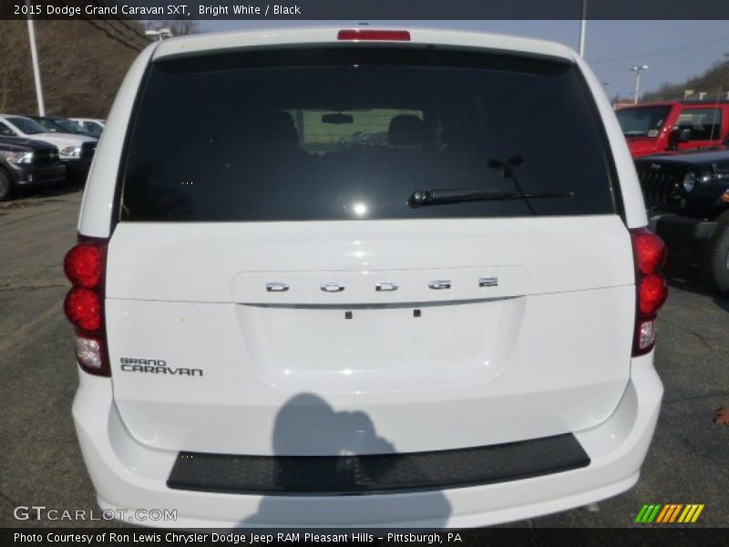Bright White / Black 2015 Dodge Grand Caravan SXT