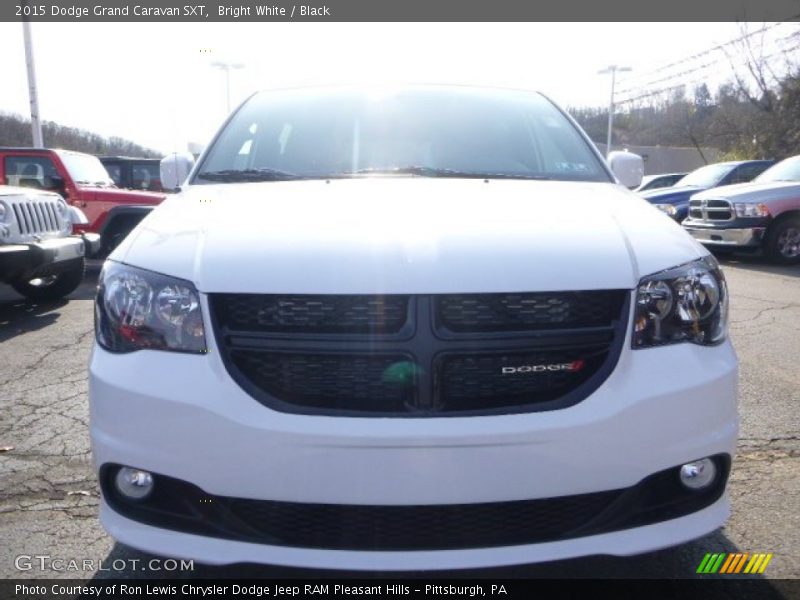 Bright White / Black 2015 Dodge Grand Caravan SXT
