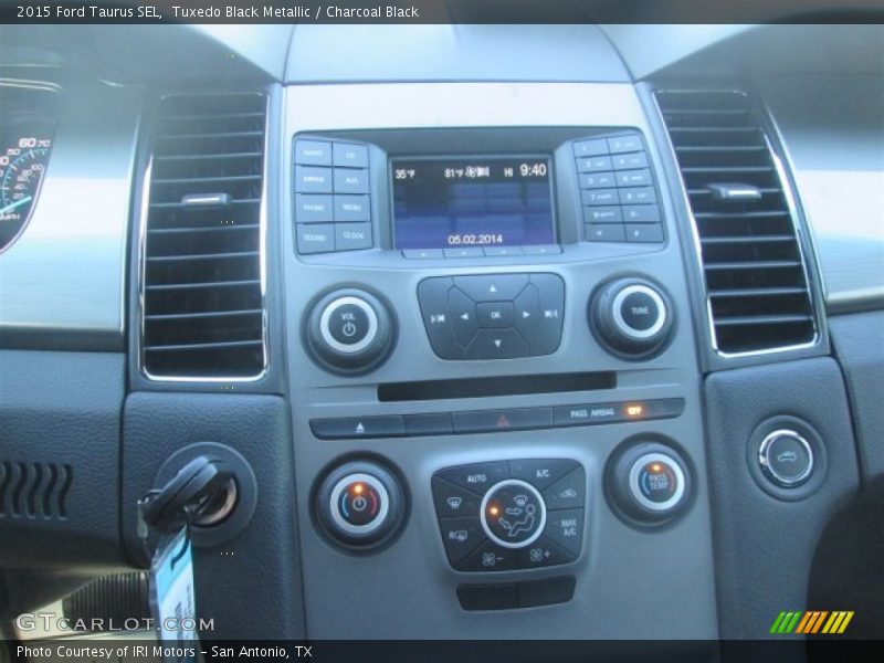 Tuxedo Black Metallic / Charcoal Black 2015 Ford Taurus SEL