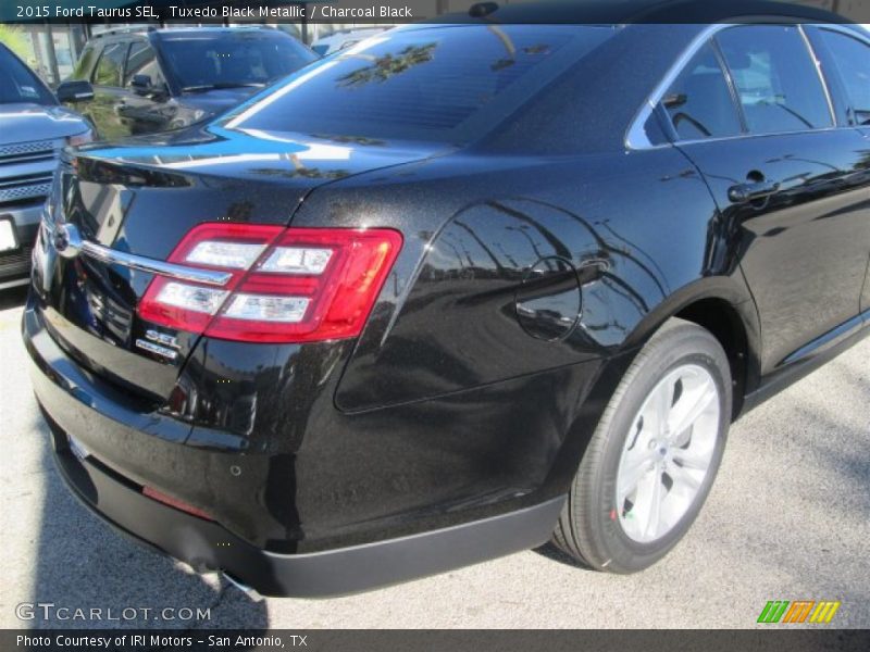 Tuxedo Black Metallic / Charcoal Black 2015 Ford Taurus SEL