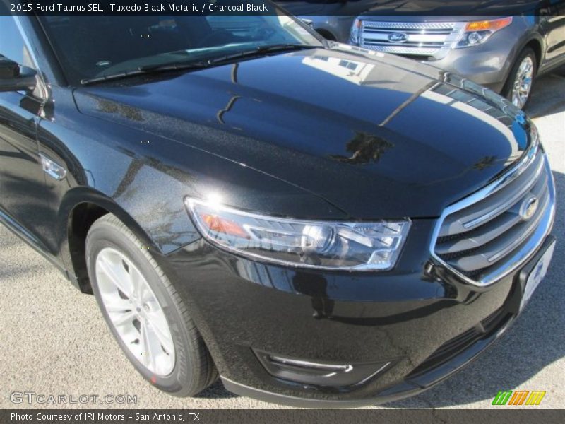 Tuxedo Black Metallic / Charcoal Black 2015 Ford Taurus SEL