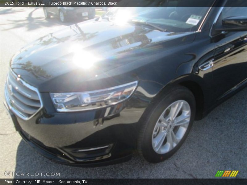Tuxedo Black Metallic / Charcoal Black 2015 Ford Taurus SEL