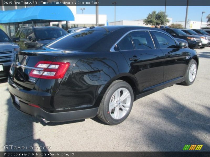 Tuxedo Black Metallic / Charcoal Black 2015 Ford Taurus SEL