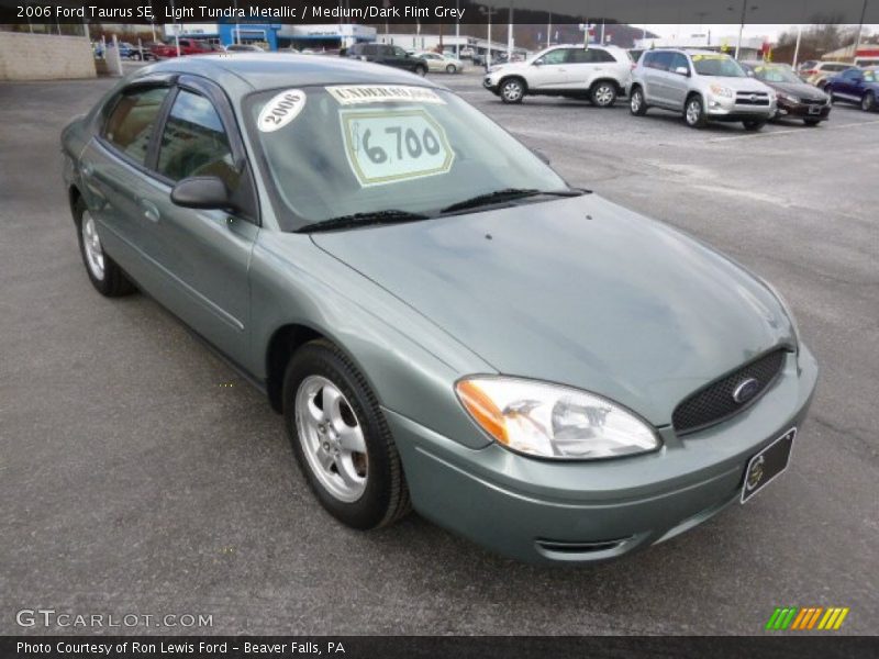 Light Tundra Metallic / Medium/Dark Flint Grey 2006 Ford Taurus SE