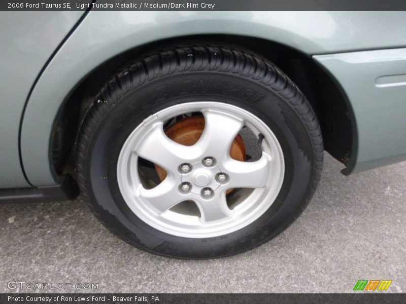 Light Tundra Metallic / Medium/Dark Flint Grey 2006 Ford Taurus SE