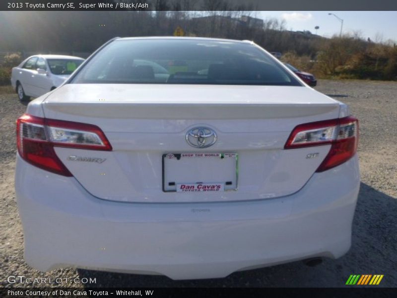 Super White / Black/Ash 2013 Toyota Camry SE