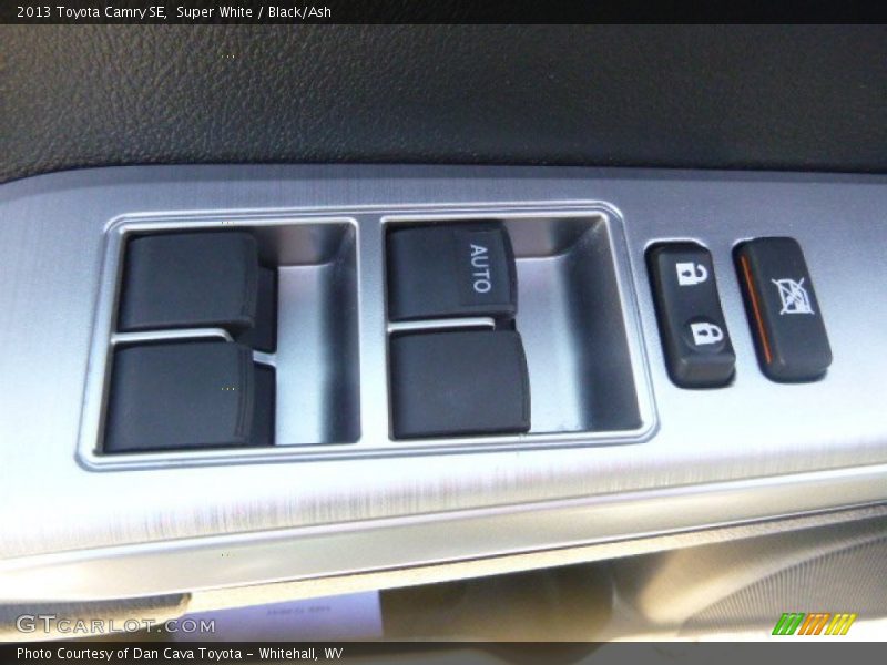 Super White / Black/Ash 2013 Toyota Camry SE