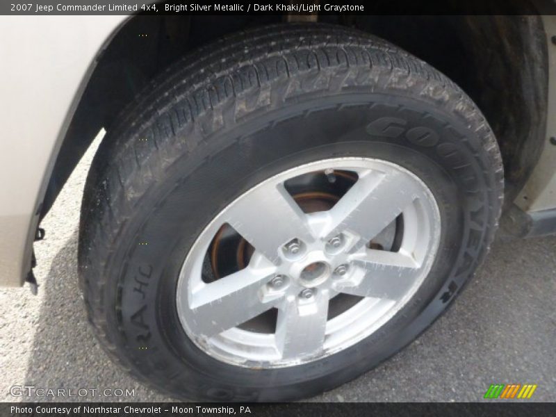 Bright Silver Metallic / Dark Khaki/Light Graystone 2007 Jeep Commander Limited 4x4