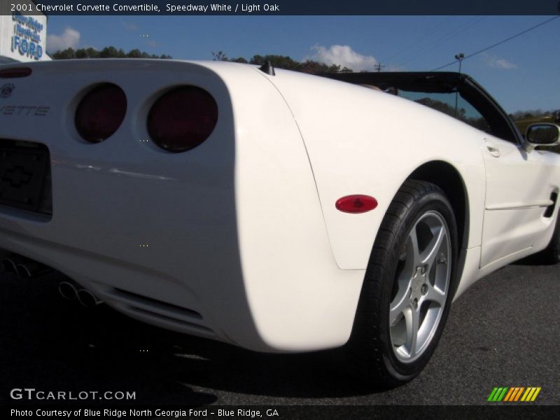 Speedway White / Light Oak 2001 Chevrolet Corvette Convertible