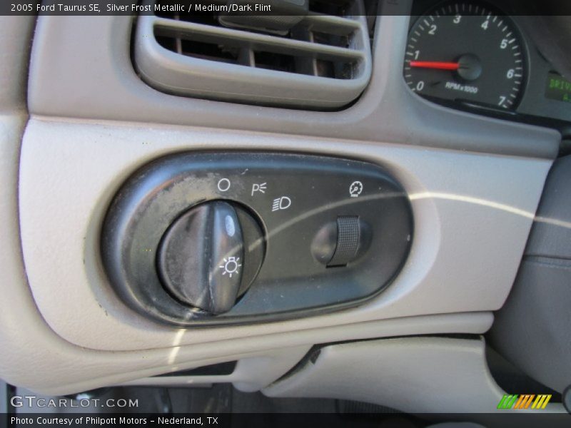Silver Frost Metallic / Medium/Dark Flint 2005 Ford Taurus SE