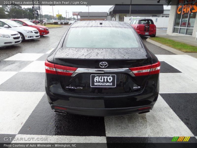 Attitude Black Pearl / Light Gray 2013 Toyota Avalon XLE