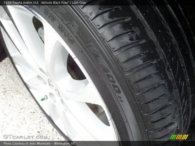 Attitude Black Pearl / Light Gray 2013 Toyota Avalon XLE