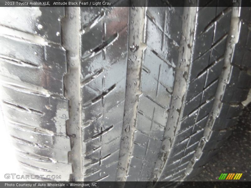 Attitude Black Pearl / Light Gray 2013 Toyota Avalon XLE