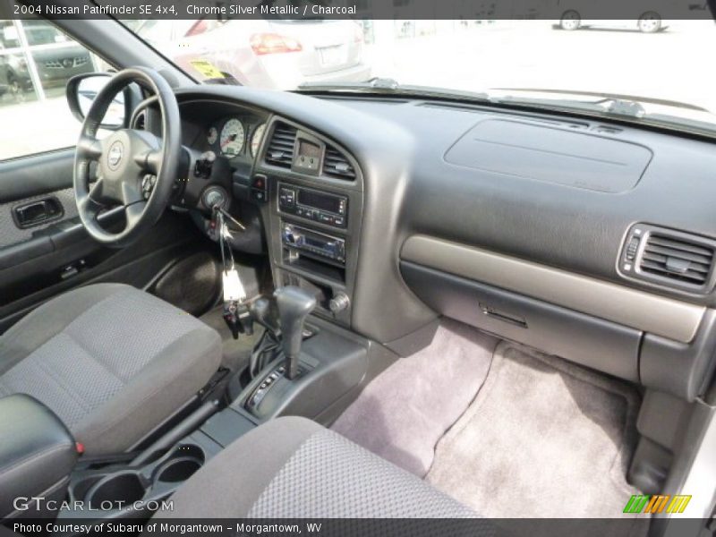 Chrome Silver Metallic / Charcoal 2004 Nissan Pathfinder SE 4x4