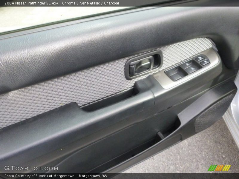 Chrome Silver Metallic / Charcoal 2004 Nissan Pathfinder SE 4x4