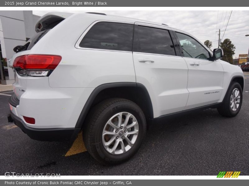 Bright White / Black 2015 Jeep Grand Cherokee Laredo
